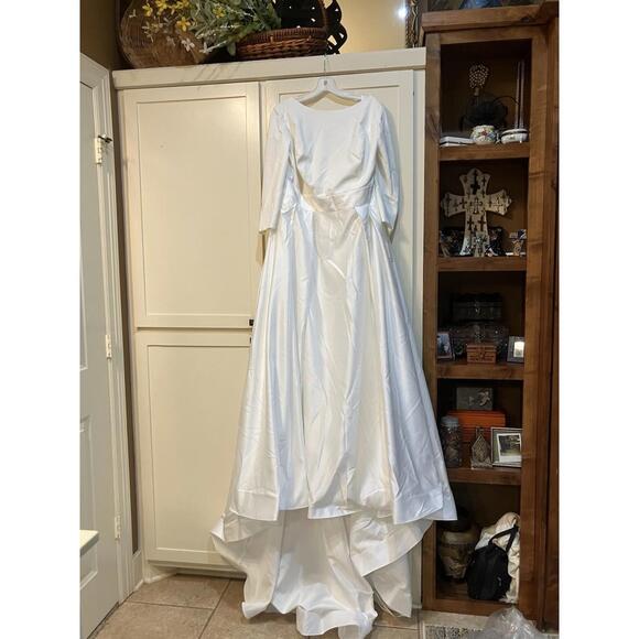 Wedding Gown Fall Winter Simple With Train NWT - Picture 2 of 9